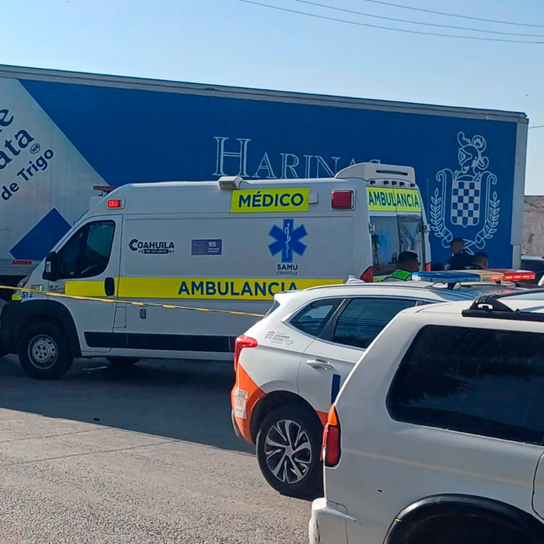 El tráiler se incorporaba a la carretera por un retorno al momento del accidente en Torreón